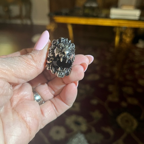 Gucci Silver Lion Ring with Black Stone - Picture 3 of 6